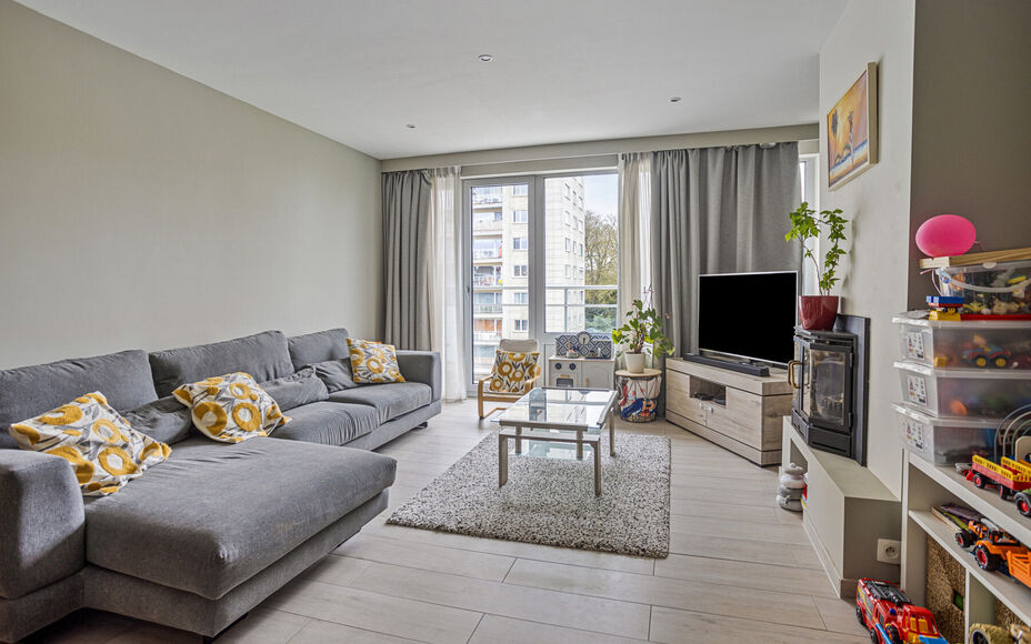 Leemans Immobiliën vous propose cet appartement entièrement rénové et prêt à emménager, situé au quatrième étage au cœur de Ganshoren ! Grâce à sa situation centrale, toutes les commodités nécessaires sont accessibles à pied : commerces, 