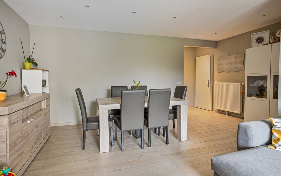 Leemans Immobiliën vous propose cet appartement entièrement rénové et prêt à emménager, situé au quatrième étage au cœur de Ganshoren ! Grâce à sa situation centrale, toutes les commodités nécessaires sont accessibles à pied : commerces, 