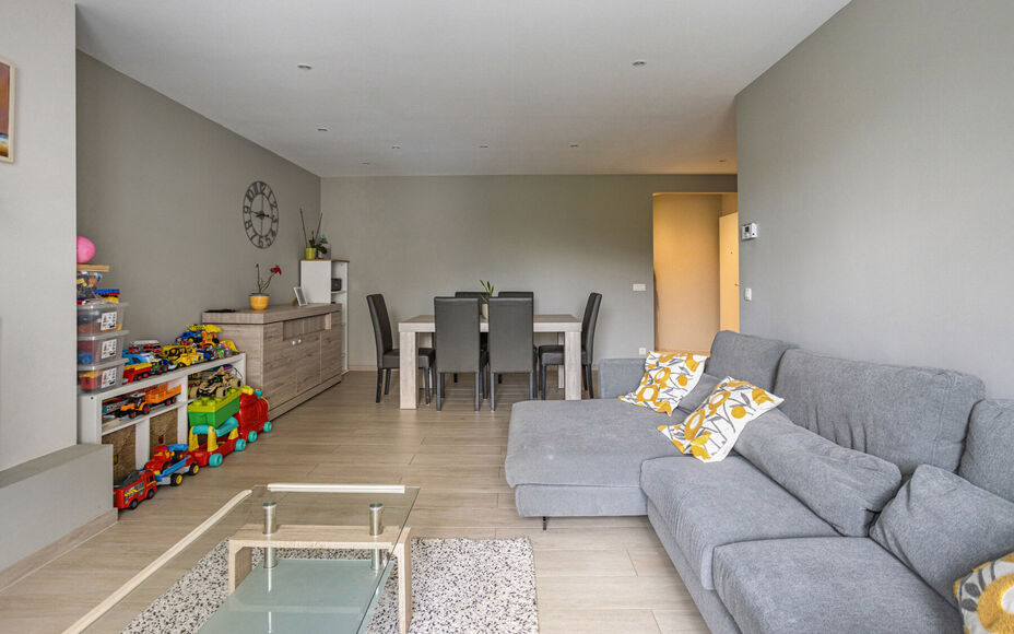 Leemans Immobiliën vous propose cet appartement entièrement rénové et prêt à emménager, situé au quatrième étage au cœur de Ganshoren ! Grâce à sa situation centrale, toutes les commodités nécessaires sont accessibles à pied : commerces, 