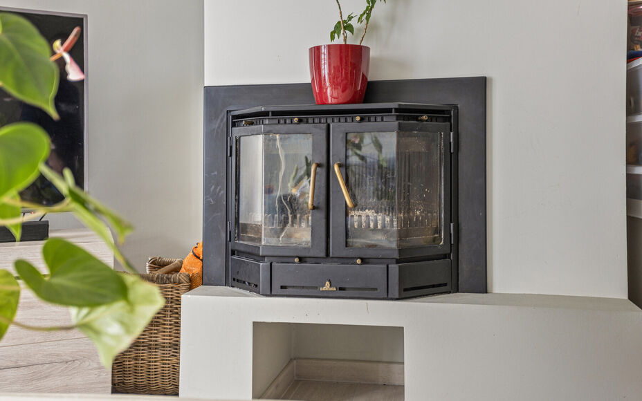 Leemans Immobiliën vous propose cet appartement entièrement rénové et prêt à emménager, situé au quatrième étage au cœur de Ganshoren ! Grâce à sa situation centrale, toutes les commodités nécessaires sont accessibles à pied : commerces, 