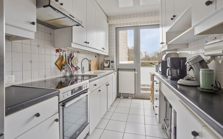 Leemans Immobiliën vous propose cet appartement entièrement rénové et prêt à emménager, situé au quatrième étage au cœur de Ganshoren ! Grâce à sa situation centrale, toutes les commodités nécessaires sont accessibles à pied : commerces, 