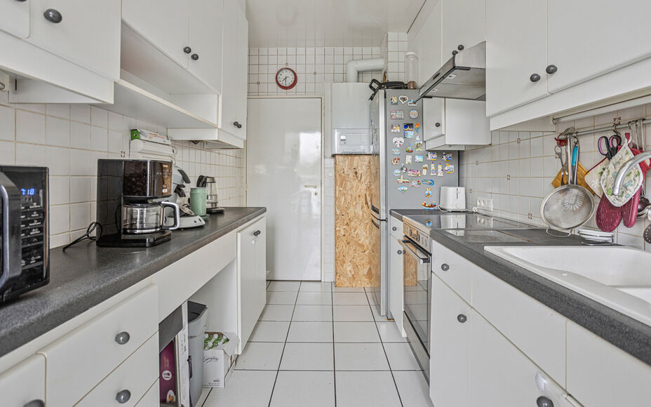 Leemans Immobiliën vous propose cet appartement entièrement rénové et prêt à emménager, situé au quatrième étage au cœur de Ganshoren ! Grâce à sa situation centrale, toutes les commodités nécessaires sont accessibles à pied : commerces, 