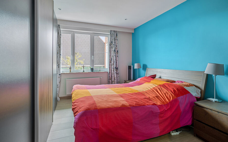 Leemans Immobiliën vous propose cet appartement entièrement rénové et prêt à emménager, situé au quatrième étage au cœur de Ganshoren ! Grâce à sa situation centrale, toutes les commodités nécessaires sont accessibles à pied : commerces, 
