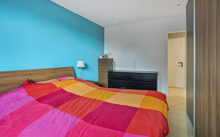 Leemans Immobiliën vous propose cet appartement entièrement rénové et prêt à emménager, situé au quatrième étage au cœur de Ganshoren ! Grâce à sa situation centrale, toutes les commodités nécessaires sont accessibles à pied : commerces, 