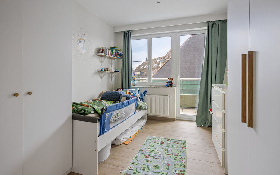 Leemans Immobiliën vous propose cet appartement entièrement rénové et prêt à emménager, situé au quatrième étage au cœur de Ganshoren ! Grâce à sa situation centrale, toutes les commodités nécessaires sont accessibles à pied : commerces, 