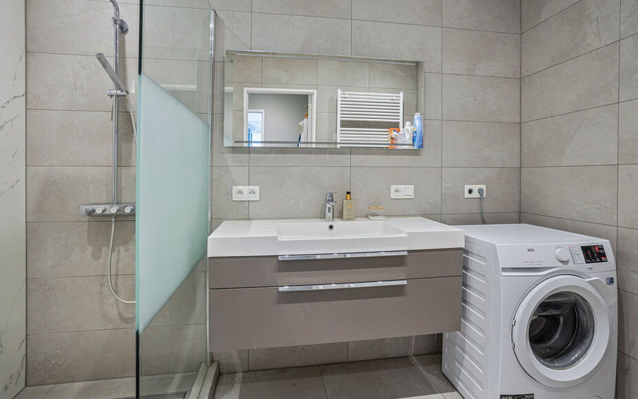 Leemans Immobiliën vous propose cet appartement entièrement rénové et prêt à emménager, situé au quatrième étage au cœur de Ganshoren ! Grâce à sa situation centrale, toutes les commodités nécessaires sont accessibles à pied : commerces, 