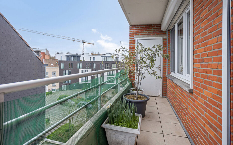 Leemans Immobiliën vous propose cet appartement entièrement rénové et prêt à emménager, situé au quatrième étage au cœur de Ganshoren ! Grâce à sa situation centrale, toutes les commodités nécessaires sont accessibles à pied : commerces, 