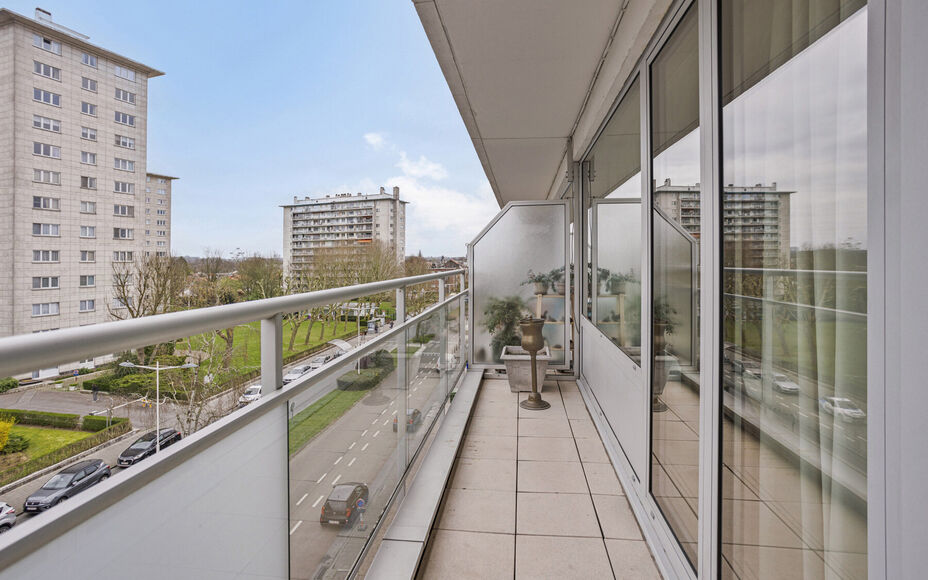 Leemans Immobiliën vous propose cet appartement entièrement rénové et prêt à emménager, situé au quatrième étage au cœur de Ganshoren ! Grâce à sa situation centrale, toutes les commodités nécessaires sont accessibles à pied : commerces, 