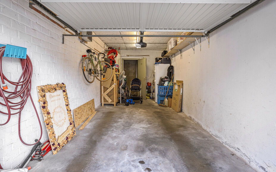 Leemans Immobiliën vous propose cet appartement entièrement rénové et prêt à emménager, situé au quatrième étage au cœur de Ganshoren ! Grâce à sa situation centrale, toutes les commodités nécessaires sont accessibles à pied : commerces, 