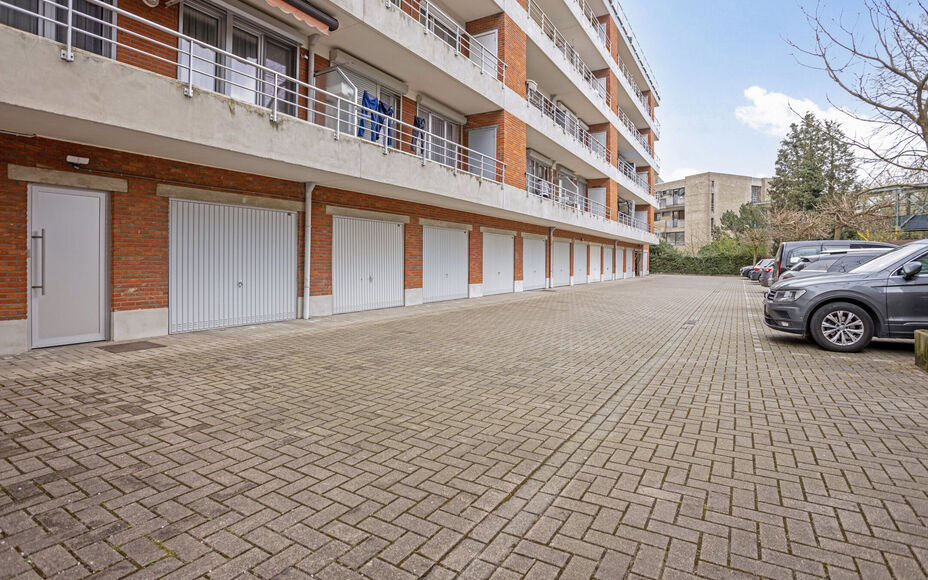 Leemans Immobiliën vous propose cet appartement entièrement rénové et prêt à emménager, situé au quatrième étage au cœur de Ganshoren ! Grâce à sa situation centrale, toutes les commodités nécessaires sont accessibles à pied : commerces, 
