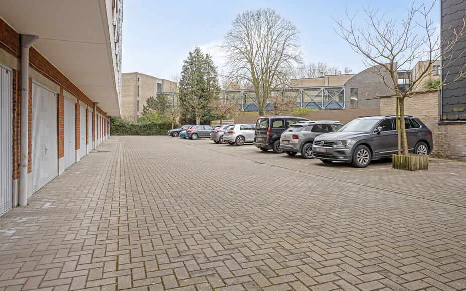 Leemans Immobiliën vous propose cet appartement entièrement rénové et prêt à emménager, situé au quatrième étage au cœur de Ganshoren ! Grâce à sa situation centrale, toutes les commodités nécessaires sont accessibles à pied : commerces, 