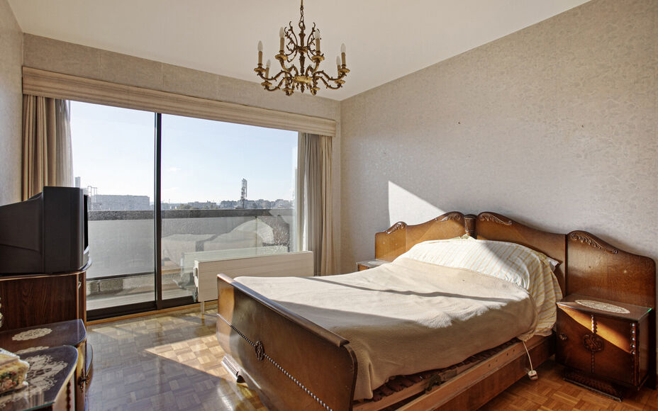 LEEMANS Immobilien vous propose cet appartement très bien entretenu et prêt à emménager au septième étage d'un immeuble résidentiel. L'appartement comprend pas moins de 4 chambres à coucher et 2 salles de bains séparées (baignoire et douche sép