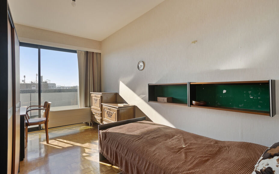 LEEMANS Immobilien vous propose cet appartement très bien entretenu et prêt à emménager au septième étage d'un immeuble résidentiel. L'appartement comprend pas moins de 4 chambres à coucher et 2 salles de bains séparées (baignoire et douche sép