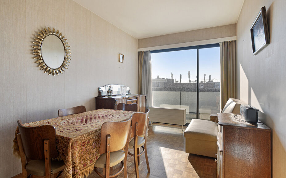 LEEMANS Immobilien vous propose cet appartement très bien entretenu et prêt à emménager au septième étage d'un immeuble résidentiel. L'appartement comprend pas moins de 4 chambres à coucher et 2 salles de bains séparées (baignoire et douche sép