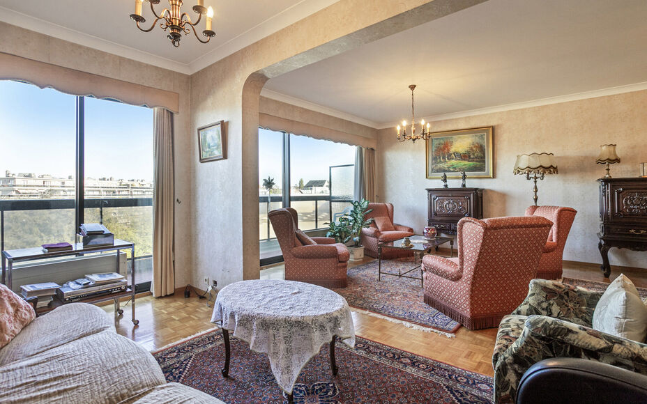 LEEMANS Immobilien vous propose cet appartement très bien entretenu et prêt à emménager au septième étage d'un immeuble résidentiel. L'appartement comprend pas moins de 4 chambres à coucher et 2 salles de bains séparées (baignoire et douche sép