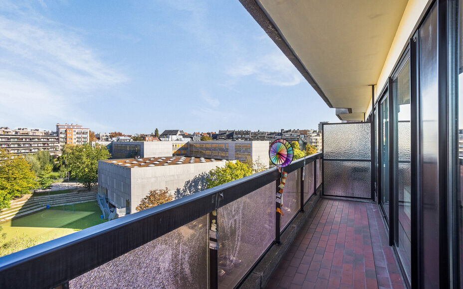 LEEMANS Immobilien vous propose cet appartement très bien entretenu et prêt à emménager au septième étage d'un immeuble résidentiel. L'appartement comprend pas moins de 4 chambres à coucher et 2 salles de bains séparées (baignoire et douche sép