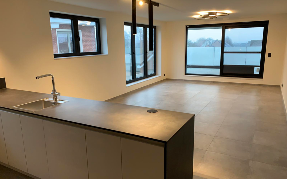 Leemans Immobiliën vous propose ce magnifique appartement neuf au cœur du quartier animé de Ninove.
Vivre à Ninove présente de nombreux avantages ;
La ville est située à deux pas de Bruxelles, d'Alost et de Gand et dispose d'un réseau de transport