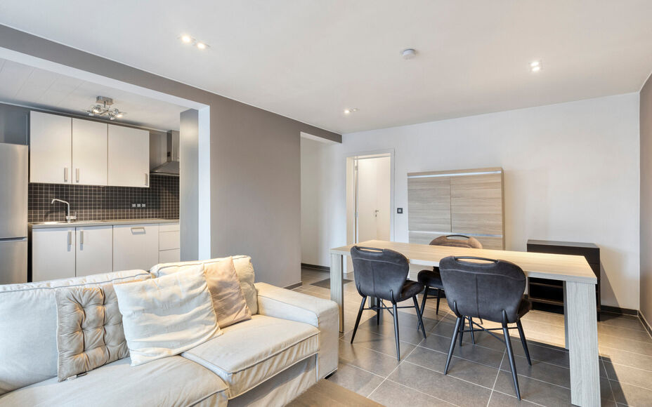 Appartement clé en main avec terrasse et garage au cœur de Ninove.Vous recherchez un appartement clé en main idéalement situé à Ninove ? Cette offre de Leemans Real Estate mérite toute votre attention.Ce charmant appartement, en excellent état, se