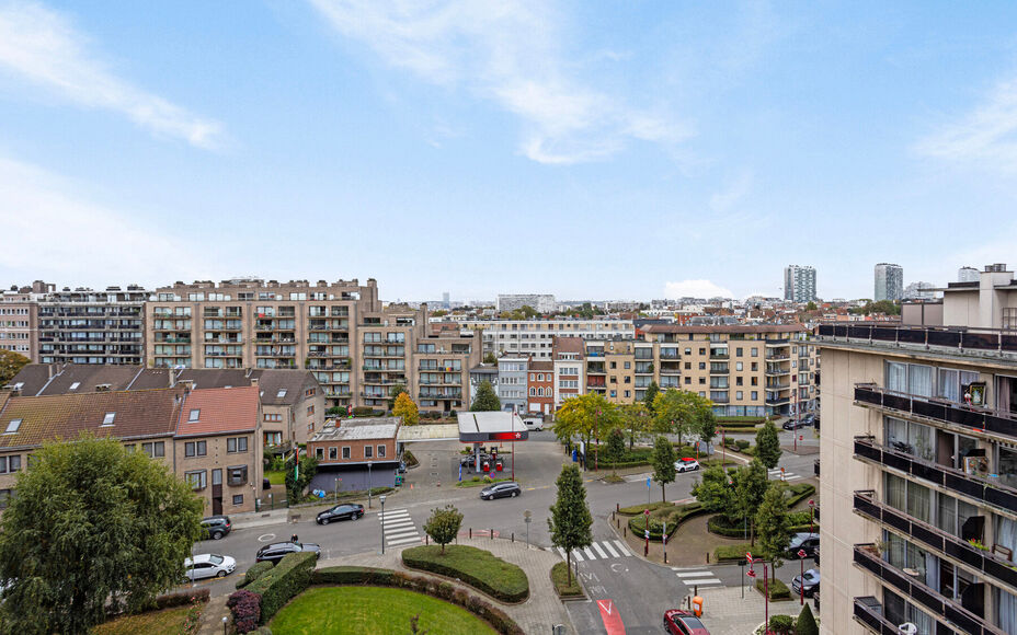 Leemans Immobiliën vous propose cet appartement au centre de Sint-Agatha-Berchem. L'appartement est situé au 7ème étage et offre une belle vue sur Bruxelles. Le bâtiment dispose d'un ascenseur. Grâce à son emplacement central, les routes d'accès, 