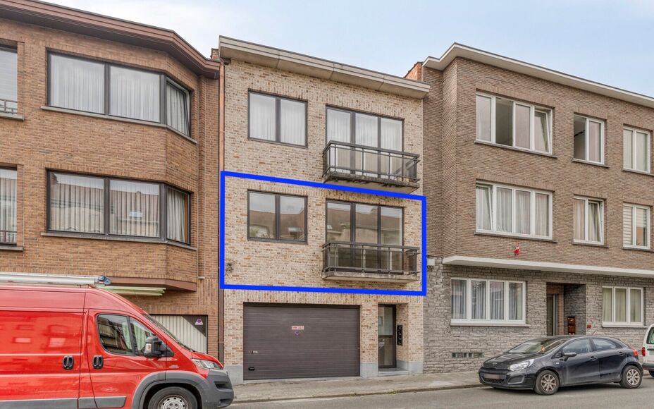 LEEMANS IMMOBILIËN vous propose cet appartement très bien entretenu et prêt à être emménagé au premier étage d'un petit immeuble résidentiel composé de 3 appartements au total. L'appartement date de l'année 2000.  

La surface totale de l'appar