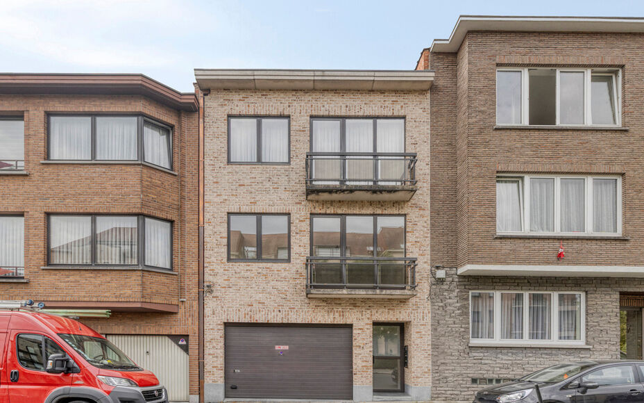 LEEMANS IMMOBILIËN vous propose cet appartement très bien entretenu et prêt à être emménagé au premier étage d'un petit immeuble résidentiel composé de 3 appartements au total. L'appartement date de l'année 2000.  

La surface totale de l'appar