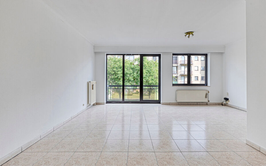 LEEMANS IMMOBILIËN vous propose cet appartement très bien entretenu et prêt à être emménagé au premier étage d'un petit immeuble résidentiel composé de 3 appartements au total. L'appartement date de l'année 2000.  

La surface totale de l'appar