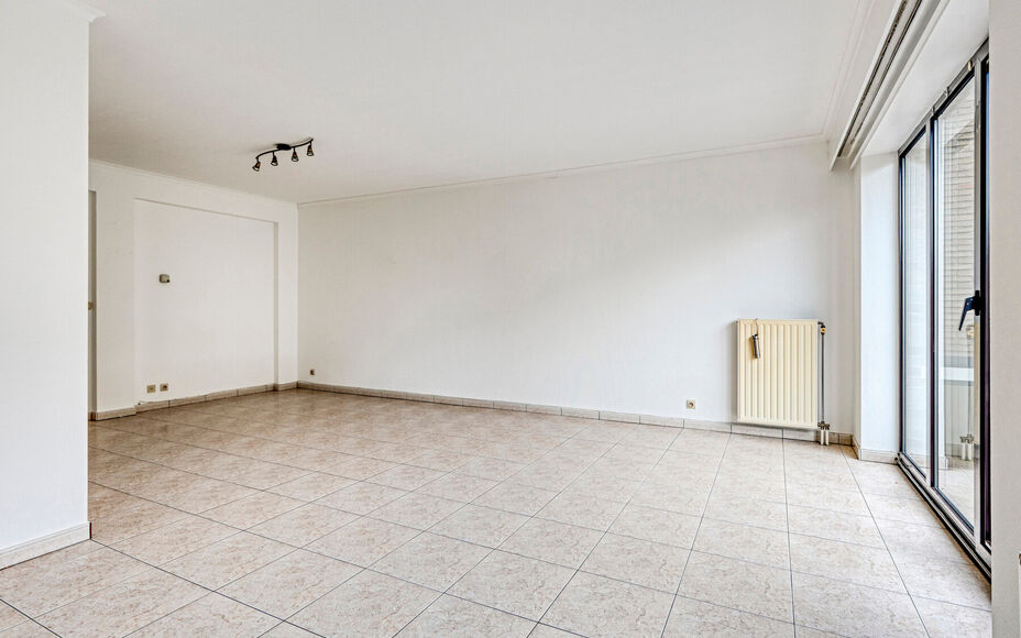 LEEMANS IMMOBILIËN vous propose cet appartement très bien entretenu et prêt à être emménagé au premier étage d'un petit immeuble résidentiel composé de 3 appartements au total. L'appartement date de l'année 2000.  

La surface totale de l'appar