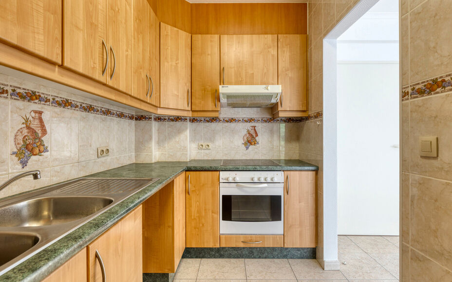 LEEMANS IMMOBILIËN vous propose cet appartement très bien entretenu et prêt à être emménagé au premier étage d'un petit immeuble résidentiel composé de 3 appartements au total. L'appartement date de l'année 2000.  

La surface totale de l'appar