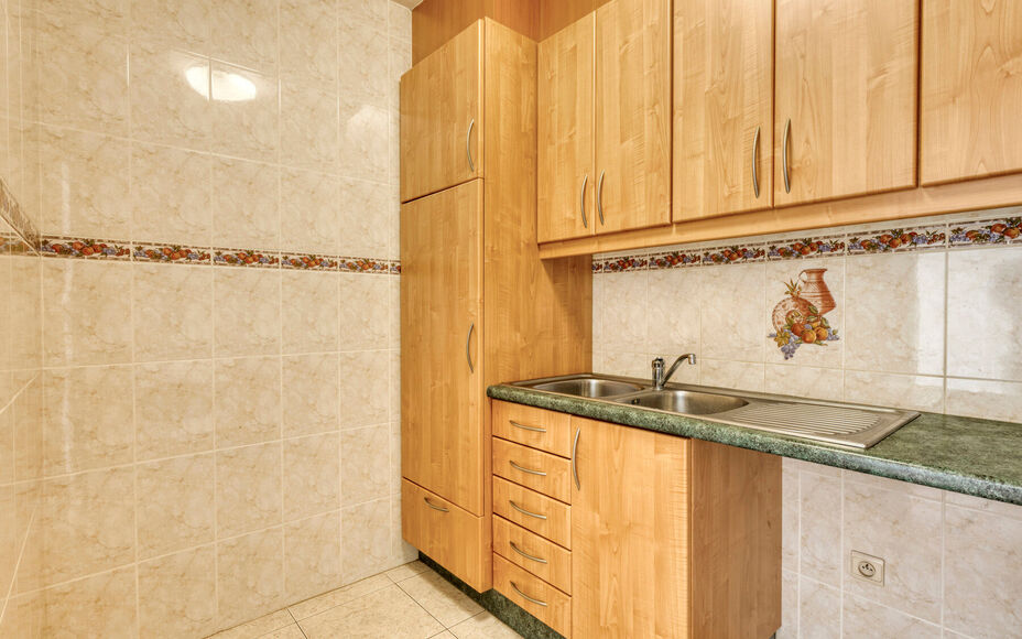 LEEMANS IMMOBILIËN vous propose cet appartement très bien entretenu et prêt à être emménagé au premier étage d'un petit immeuble résidentiel composé de 3 appartements au total. L'appartement date de l'année 2000.  

La surface totale de l'appar