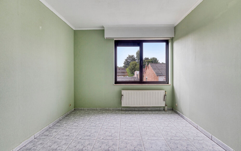 LEEMANS IMMOBILIËN vous propose cet appartement très bien entretenu et prêt à être emménagé au premier étage d'un petit immeuble résidentiel composé de 3 appartements au total. L'appartement date de l'année 2000.  

La surface totale de l'appar