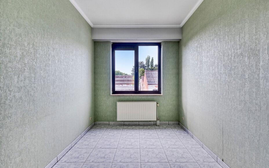 LEEMANS IMMOBILIËN vous propose cet appartement très bien entretenu et prêt à être emménagé au premier étage d'un petit immeuble résidentiel composé de 3 appartements au total. L'appartement date de l'année 2000.  

La surface totale de l'appar