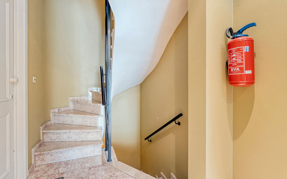 LEEMANS IMMOBILIËN vous propose cet appartement très bien entretenu et prêt à être emménagé au premier étage d'un petit immeuble résidentiel composé de 3 appartements au total. L'appartement date de l'année 2000.  

La surface totale de l'appar