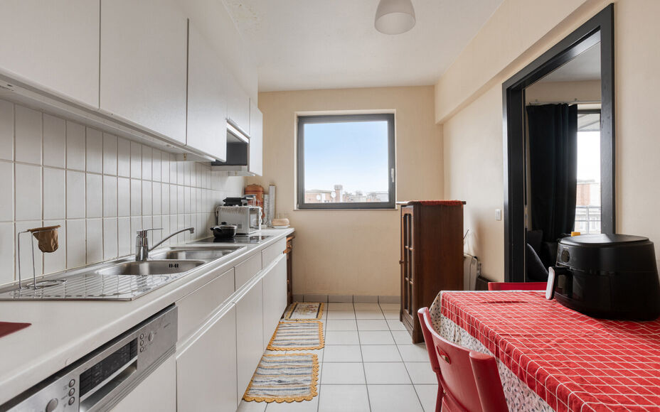 LEEMANS IMMOBILIËN a le plaisir de vous présenter cet appartement idéalement situé dans la commune de Forest, au septième étage d'un immeuble résidentiel.

Avec une surface habitable de 103 m², l'appartement est composé comme suit :
Un hall d'ent