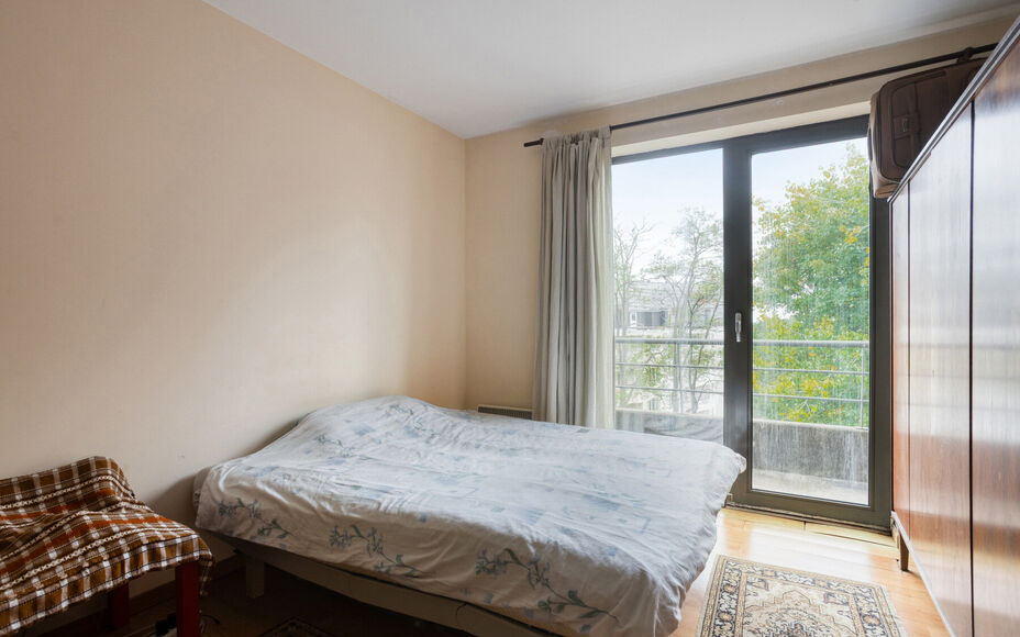 LEEMANS IMMOBILIËN a le plaisir de vous présenter cet appartement idéalement situé dans la commune de Forest, au septième étage d'un immeuble résidentiel.

Avec une surface habitable de 103 m², l'appartement est composé comme suit :
Un hall d'ent