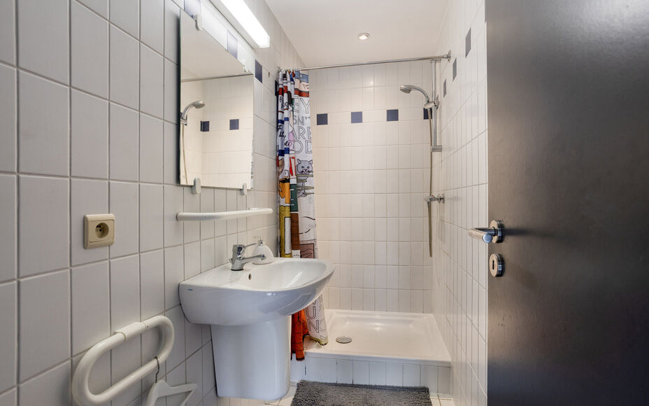 LEEMANS IMMOBILIËN a le plaisir de vous présenter cet appartement idéalement situé dans la commune de Forest, au septième étage d'un immeuble résidentiel.

Avec une surface habitable de 103 m², l'appartement est composé comme suit :
Un hall d'ent