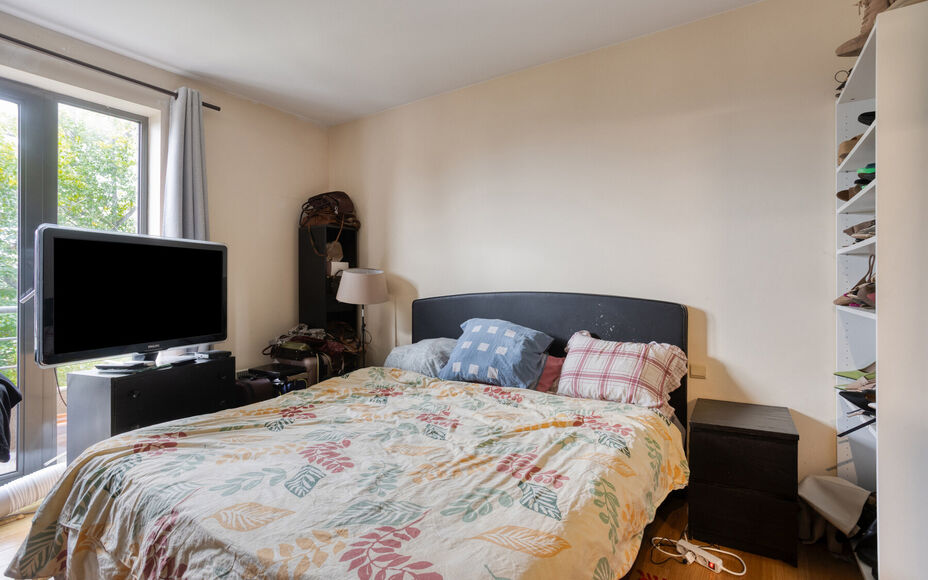 LEEMANS IMMOBILIËN a le plaisir de vous présenter cet appartement idéalement situé dans la commune de Forest, au septième étage d'un immeuble résidentiel.

Avec une surface habitable de 103 m², l'appartement est composé comme suit :
Un hall d'ent