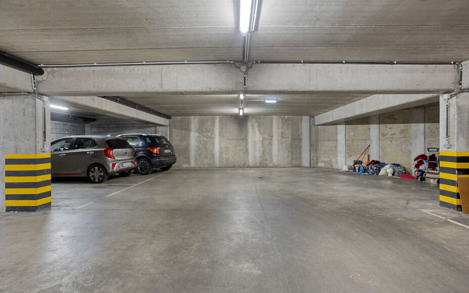 LEEMANS IMMOBILIËN a le plaisir de vous présenter cet appartement idéalement situé dans la commune de Forest, au septième étage d'un immeuble résidentiel.

Avec une surface habitable de 103 m², l'appartement est composé comme suit :
Un hall d'ent