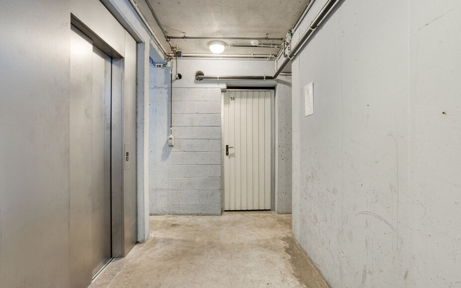 LEEMANS IMMOBILIËN a le plaisir de vous présenter cet appartement idéalement situé dans la commune de Forest, au septième étage d'un immeuble résidentiel.

Avec une surface habitable de 103 m², l'appartement est composé comme suit :
Un hall d'ent