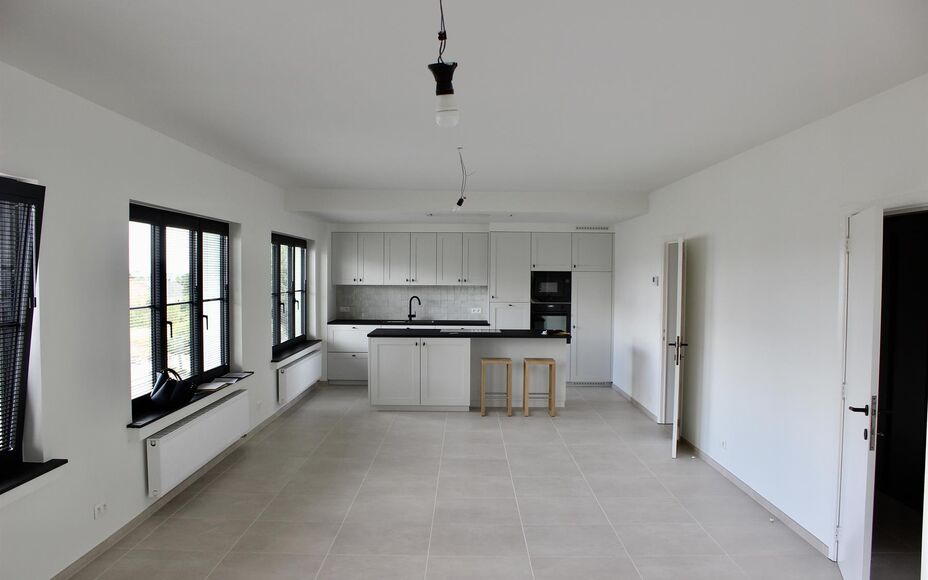 LEEMANS Immobiliën vous propose ce confortable appartement neuf dans le centre de Brussegem. L'appartement est au-dessus du boucher local.
En plus d'un grand jardin avec terrasse, cet appartement offre également 3 chambres, une salle de bain avec baigno