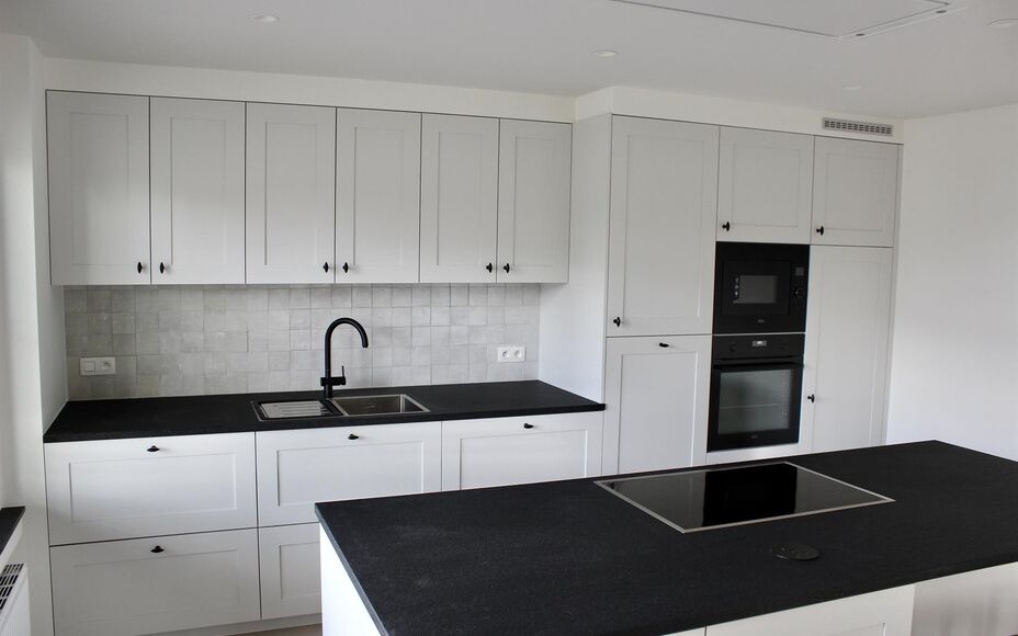 LEEMANS Immobiliën vous propose ce confortable appartement neuf dans le centre de Brussegem. L'appartement est au-dessus du boucher local.
En plus d'un grand jardin avec terrasse, cet appartement offre également 3 chambres, une salle de bain avec baigno