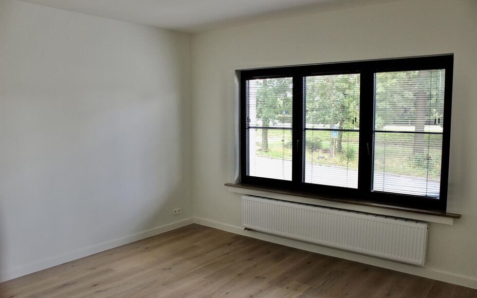 LEEMANS Immobiliën vous propose ce confortable appartement neuf dans le centre de Brussegem. L'appartement est au-dessus du boucher local.
En plus d'un grand jardin avec terrasse, cet appartement offre également 3 chambres, une salle de bain avec baigno