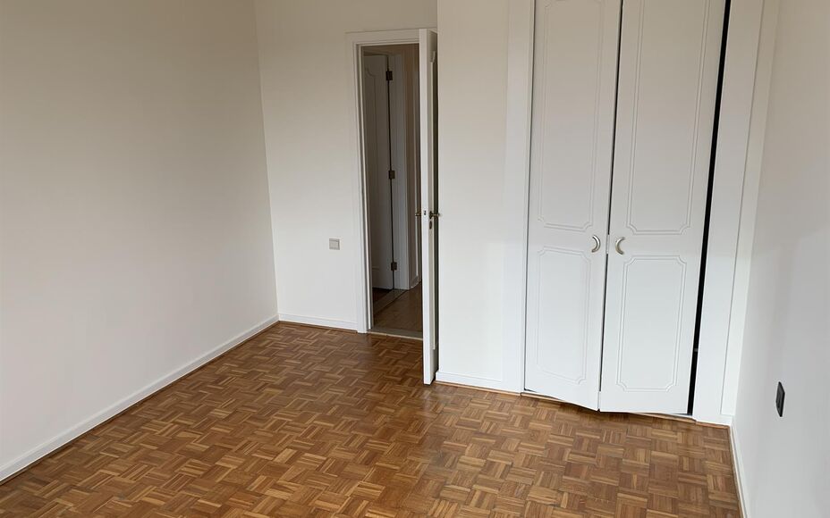 Leemans Immobilïen biedt u dit karaktervol appartement aan in het centrum van Aalst. Door de centrale ligging zijn winkels, scholen, sportstructuur en openbaar vervoer zeer nabij. Het appartement is als volgt ingedeeld: een ruime inkomhal met vestiare , 