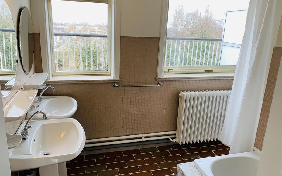 Leemans Immobilïen biedt u dit karaktervol appartement aan in het centrum van Aalst. Door de centrale ligging zijn winkels, scholen, sportstructuur en openbaar vervoer zeer nabij. Het appartement is als volgt ingedeeld: een ruime inkomhal met vestiare , 