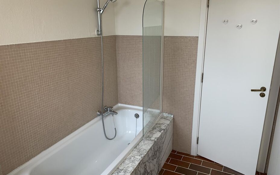 Leemans Immobilïen biedt u dit karaktervol appartement aan in het centrum van Aalst. Door de centrale ligging zijn winkels, scholen, sportstructuur en openbaar vervoer zeer nabij. Het appartement is als volgt ingedeeld: een ruime inkomhal met vestiare , 