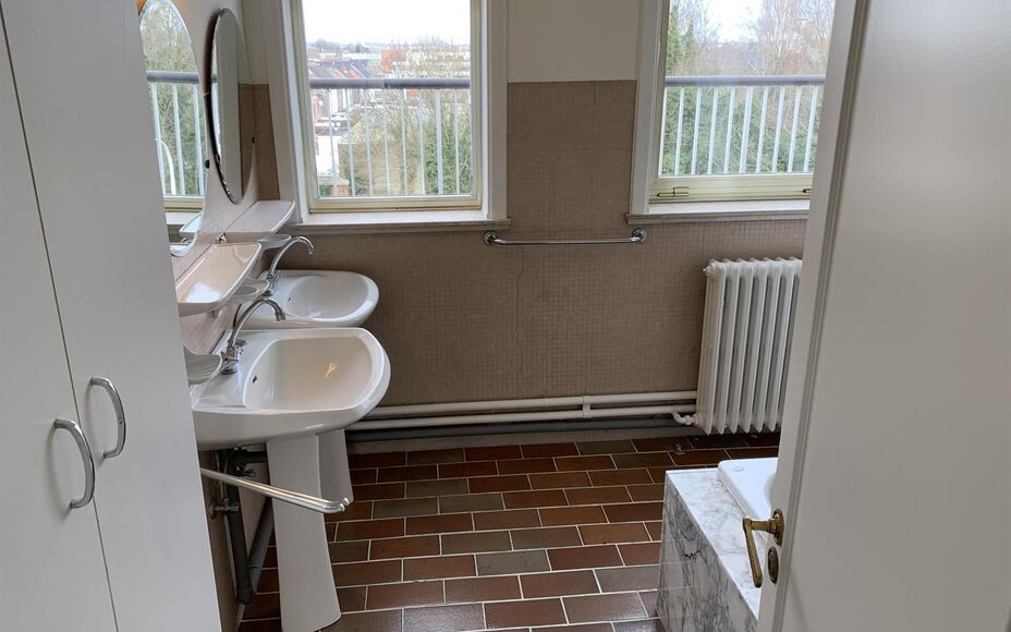 Leemans Immobilïen biedt u dit karaktervol appartement aan in het centrum van Aalst. Door de centrale ligging zijn winkels, scholen, sportstructuur en openbaar vervoer zeer nabij. Het appartement is als volgt ingedeeld: een ruime inkomhal met vestiare , 