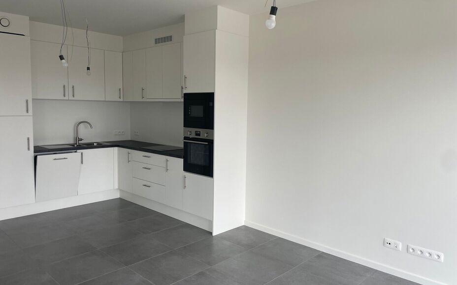 Leemans Immobiliën presenteert u  dit energiezuinig nieuwbouwappartement, gelegen op een toplocatie in het bruisende centrum van Aalst. Dankzij de uiterst centrale ligging bevinden winkels, het ziekenhuis, sportfaciliteiten, scholen en openbaar vervoer z