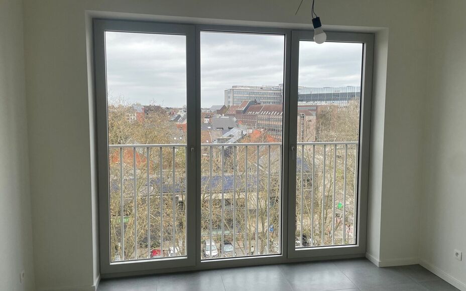 Leemans Immobiliën presenteert u  dit energiezuinig nieuwbouwappartement, gelegen op een toplocatie in het bruisende centrum van Aalst. Dankzij de uiterst centrale ligging bevinden winkels, het ziekenhuis, sportfaciliteiten, scholen en openbaar vervoer z