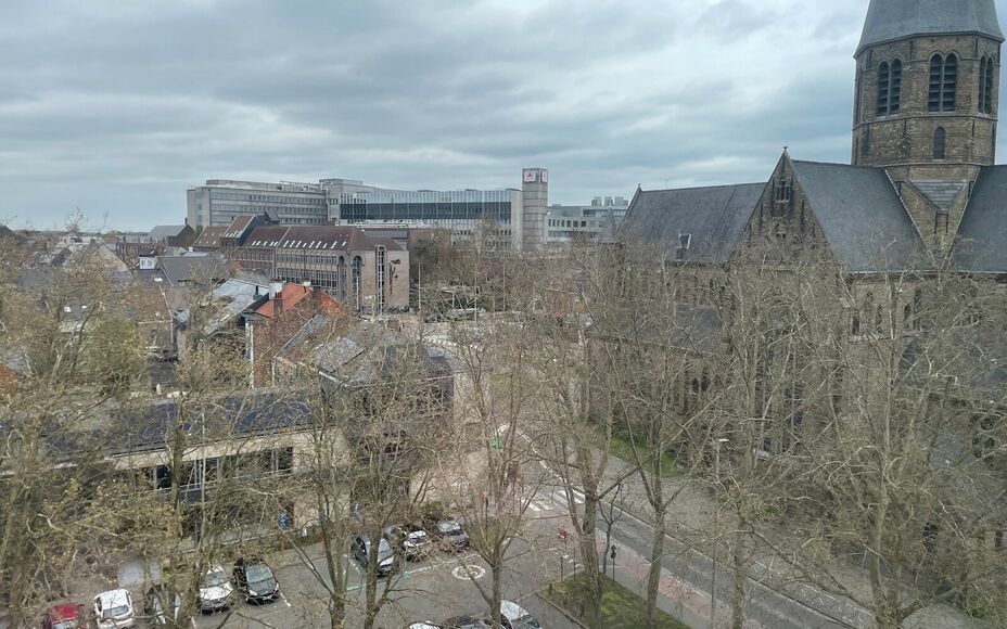 Leemans Immobiliën presenteert u  dit energiezuinig nieuwbouwappartement, gelegen op een toplocatie in het bruisende centrum van Aalst. Dankzij de uiterst centrale ligging bevinden winkels, het ziekenhuis, sportfaciliteiten, scholen en openbaar vervoer z