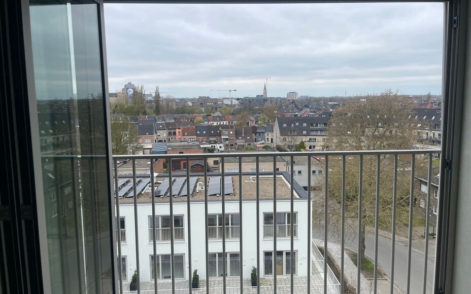 Leemans Immobiliën presenteert u  dit energiezuinig nieuwbouwappartement, gelegen op een toplocatie in het bruisende centrum van Aalst. Dankzij de uiterst centrale ligging bevinden winkels, het ziekenhuis, sportfaciliteiten, scholen en openbaar vervoer z