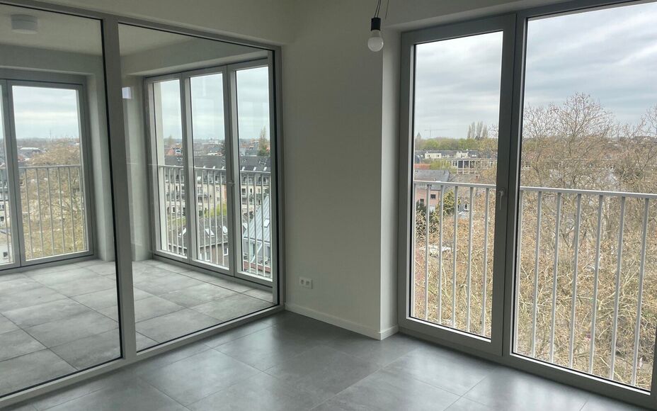 Leemans Immobiliën presenteert u  dit energiezuinig nieuwbouwappartement, gelegen op een toplocatie in het bruisende centrum van Aalst. Dankzij de uiterst centrale ligging bevinden winkels, het ziekenhuis, sportfaciliteiten, scholen en openbaar vervoer z